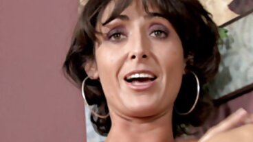 Voglie anali con la calda mamma donne belle mature nude Candice Dare