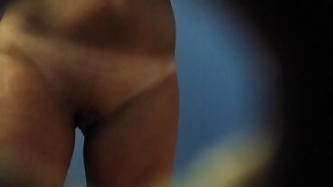 Le tette donne bellissime nude della tettona Bibi Jones oscillano avanti e indietro