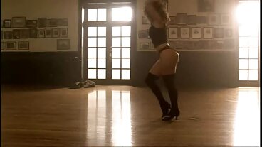 Ragazzi bollenti bella donna matura nuda seducono il patrigno con un cazzo enorme