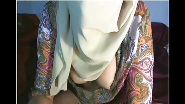 La cameriera bionda serve meglio ragazze bellissime nude con la sua figa