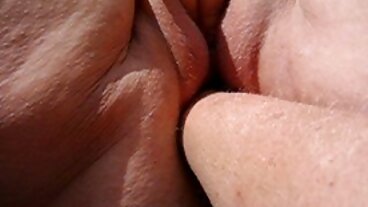 Hot MILF russa allarga le gambe per un grosso cazzo una bella ragazza nuda