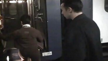 Horndog matrigna MILF sbirciata le piu belle attrici nude e sborrata