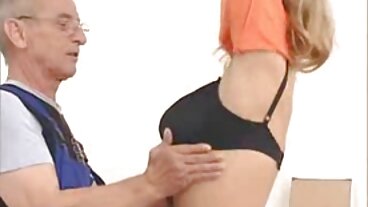 Lo skateboarder Stepson guarito belle mature nude dalle mani magiche di Nina Elle!