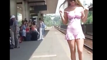 Divertimento in schiuma di latte belle ragazze nude con enormi brocche