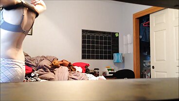Una ragazze bellissime nude milf arrapata con delle tette enormi scopa l'amico di suo figlio