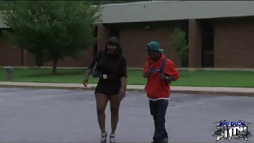 Tiny Teen BabySitter ha arato nel donne nude piu belle passeggino!