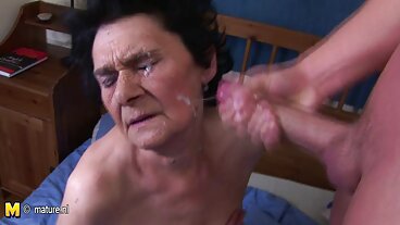 Amirah donne belle nude gratis Adara dominata in una scena anale ruvida