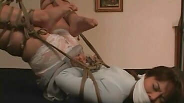 La procace tettona Ana Bell Evans splendide donne nude viene oliata e scopata alla pecorina